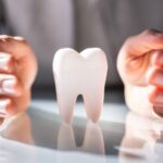 Prasklá zubní sklovina: Jak ...